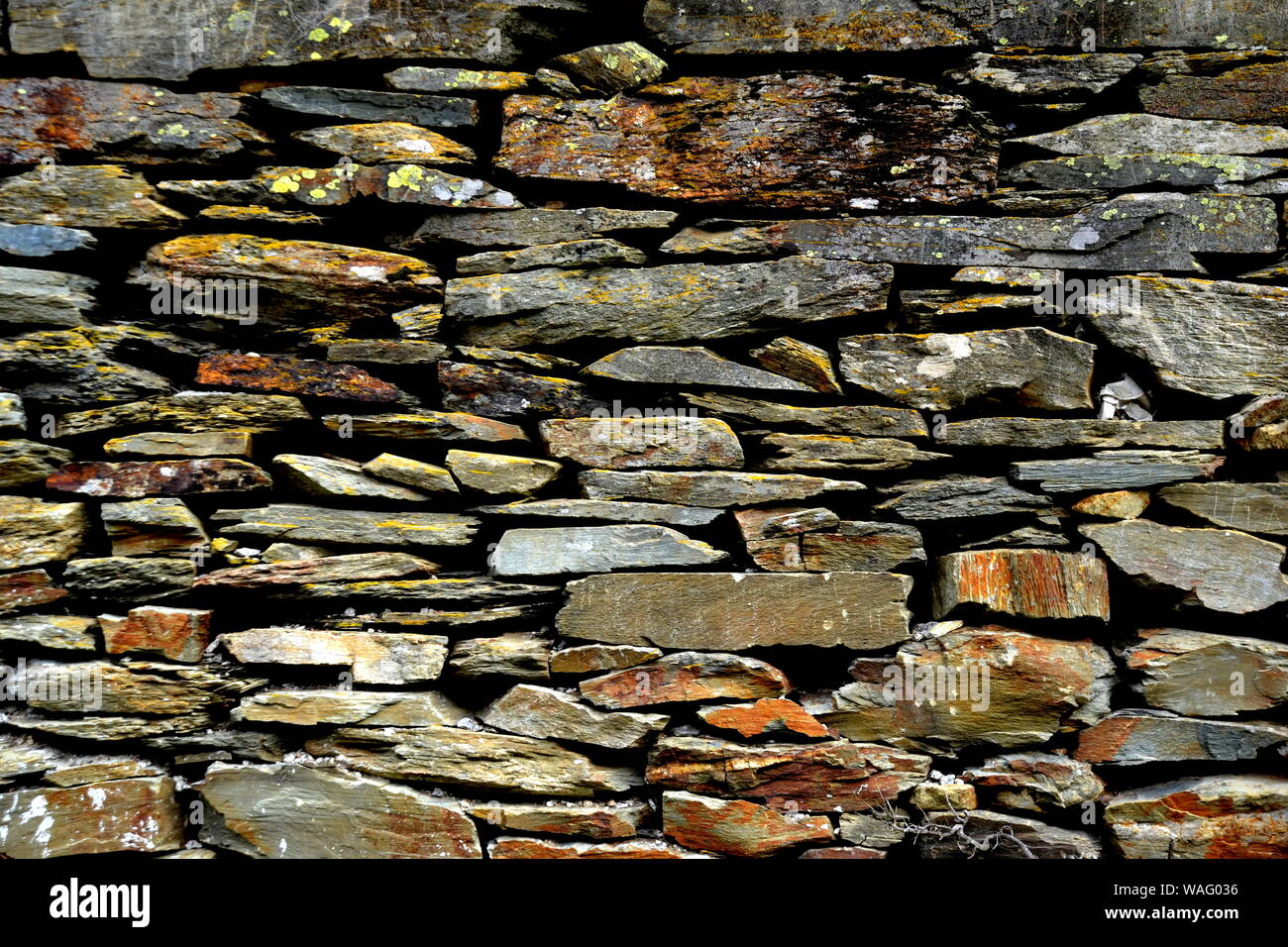 Close-up vue détaillée d'un vieux mur en pierre traditionnel construit à partir de schiste Piodão, faite de roches de schiste, pile l'un des villages de schiste du Portugal dans le Banque D'Images