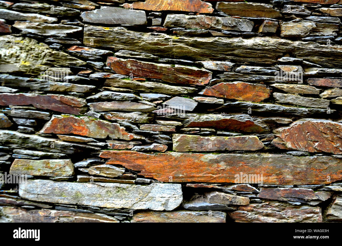 Close-up vue détaillée d'un vieux mur en pierre traditionnel construit à partir de schiste Piodão, faite de roches de schiste, pile l'un des villages de schiste du Portugal dans le Banque D'Images