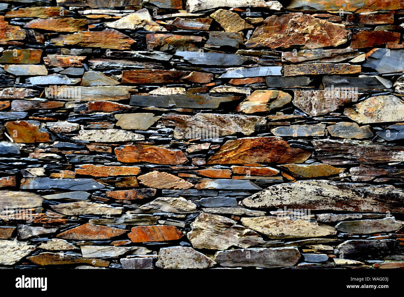 Close-up vue détaillée d'un vieux mur en pierre traditionnel construit à partir de schiste Piodão, faite de roches de schiste, pile l'un des villages de schiste du Portugal dans le Banque D'Images