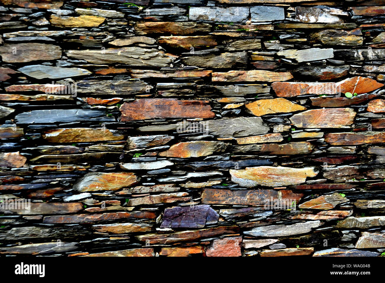 Close-up vue détaillée d'un vieux mur en pierre traditionnel construit à partir de schiste Piodão, faite de roches de schiste, pile l'un des villages de schiste du Portugal dans le Banque D'Images