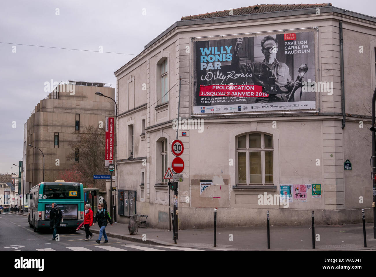 Paris, France - 15 janvier 2019 : Le Carré de Baudouin museum building scène à Paris avec un bus et les gens qui marchent à l'extérieur Banque D'Images