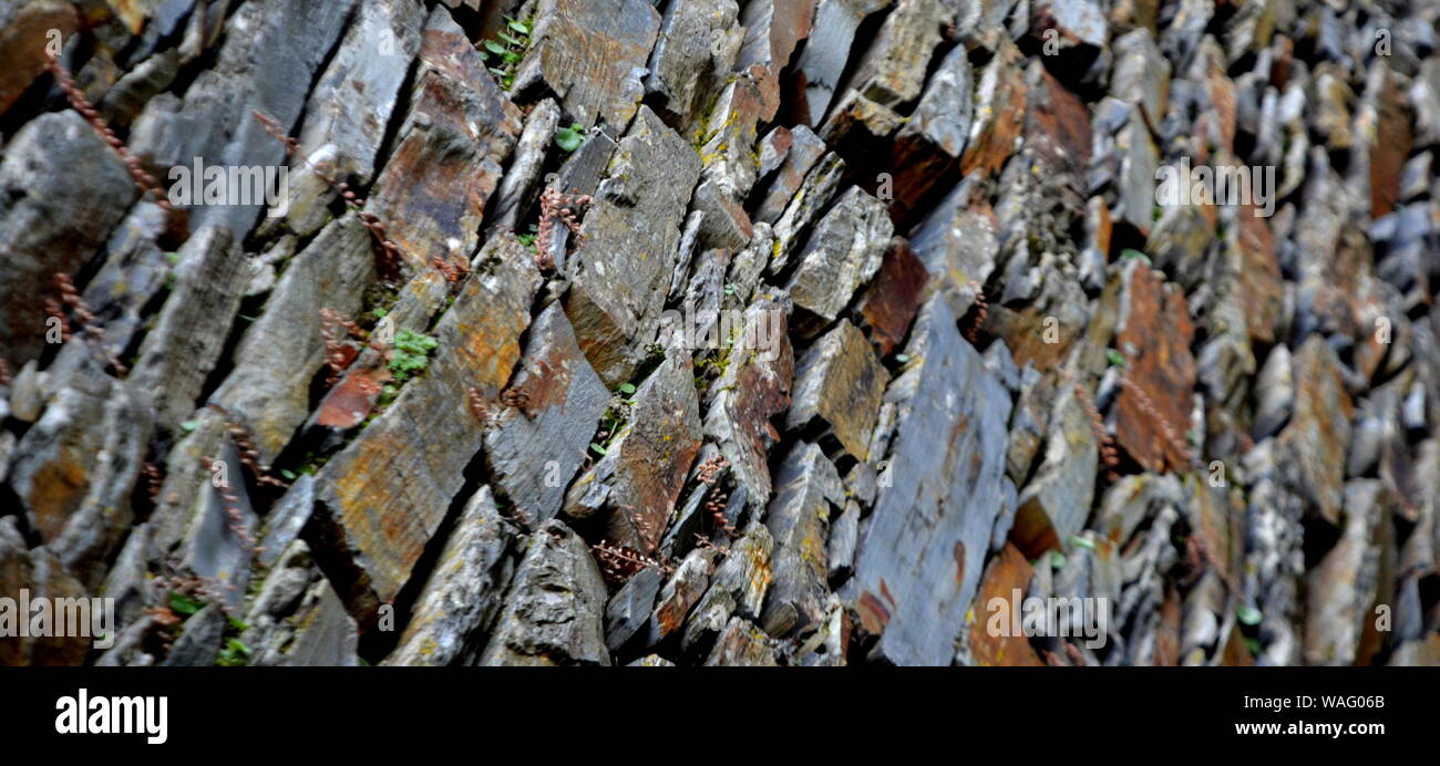 Close-up vue détaillée d'un vieux mur en pierre traditionnel construit à partir de schiste Piodão, faite de roches de schiste, pile l'un des villages de schiste du Portugal dans le Banque D'Images