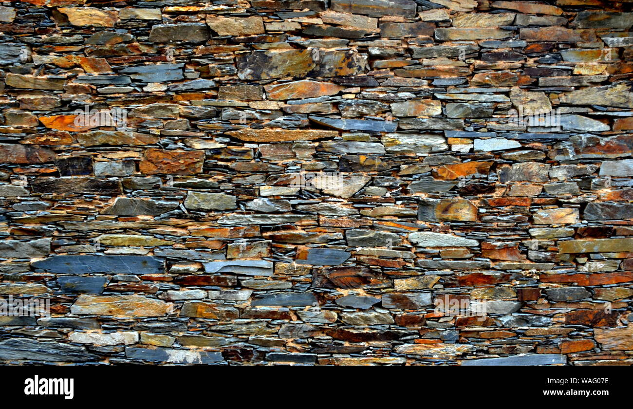 Close-up vue détaillée d'un vieux mur en pierre traditionnel construit à partir de schiste Piodão, faite de roches de schiste, pile l'un des villages de schiste du Portugal dans le Banque D'Images