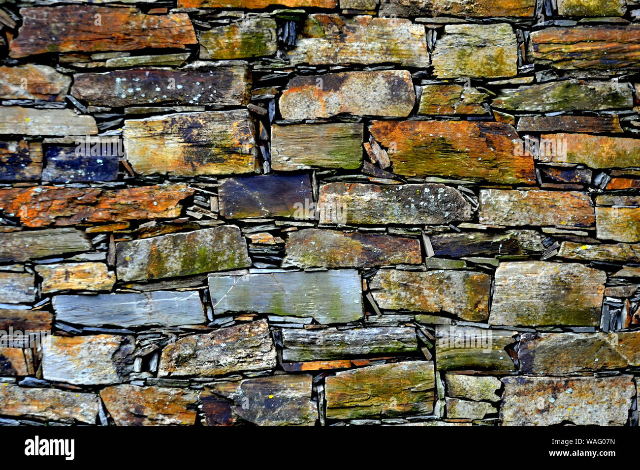 Close-up vue détaillée d'un vieux mur en pierre traditionnel construit à partir de schiste Piodão, faite de roches de schiste, pile l'un des villages de schiste du Portugal dans le Banque D'Images