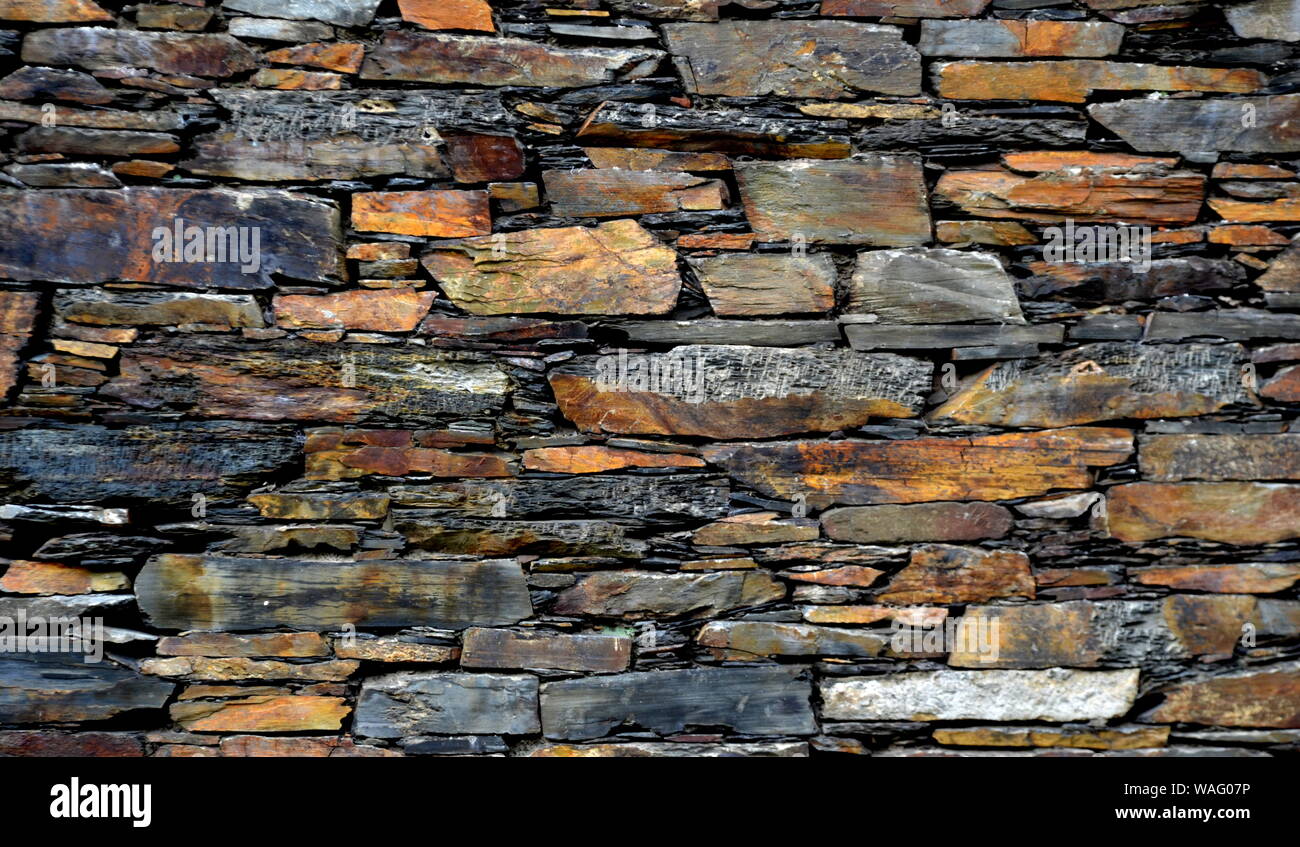 Close-up vue détaillée d'un vieux mur en pierre traditionnel construit à partir de schiste Piodão, faite de roches de schiste, pile l'un des villages de schiste du Portugal dans le Banque D'Images