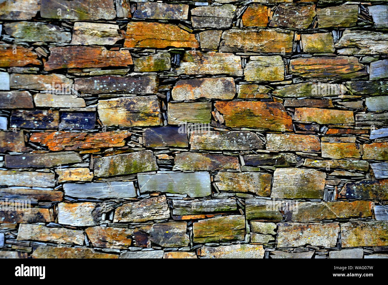 Close-up vue détaillée d'un vieux mur en pierre traditionnel construit à partir de schiste Piodão, faite de roches de schiste, pile l'un des villages de schiste du Portugal dans le Banque D'Images