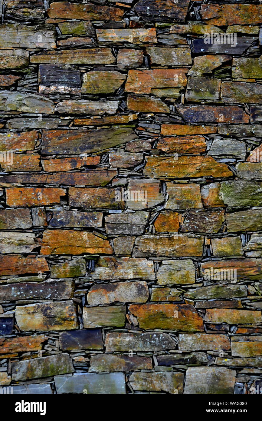 Close-up vue détaillée d'un vieux mur en pierre traditionnel construit à partir de schiste Piodão, faite de roches de schiste, pile l'un des villages de schiste du Portugal dans le Banque D'Images