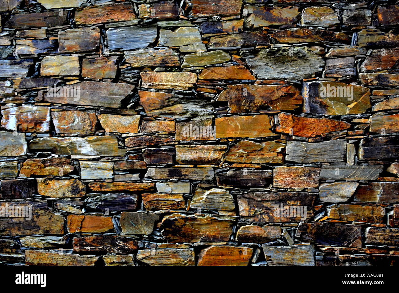 Close-up vue détaillée d'un vieux mur en pierre traditionnel construit à partir de schiste Piodão, faite de roches de schiste, pile l'un des villages de schiste du Portugal dans le Banque D'Images