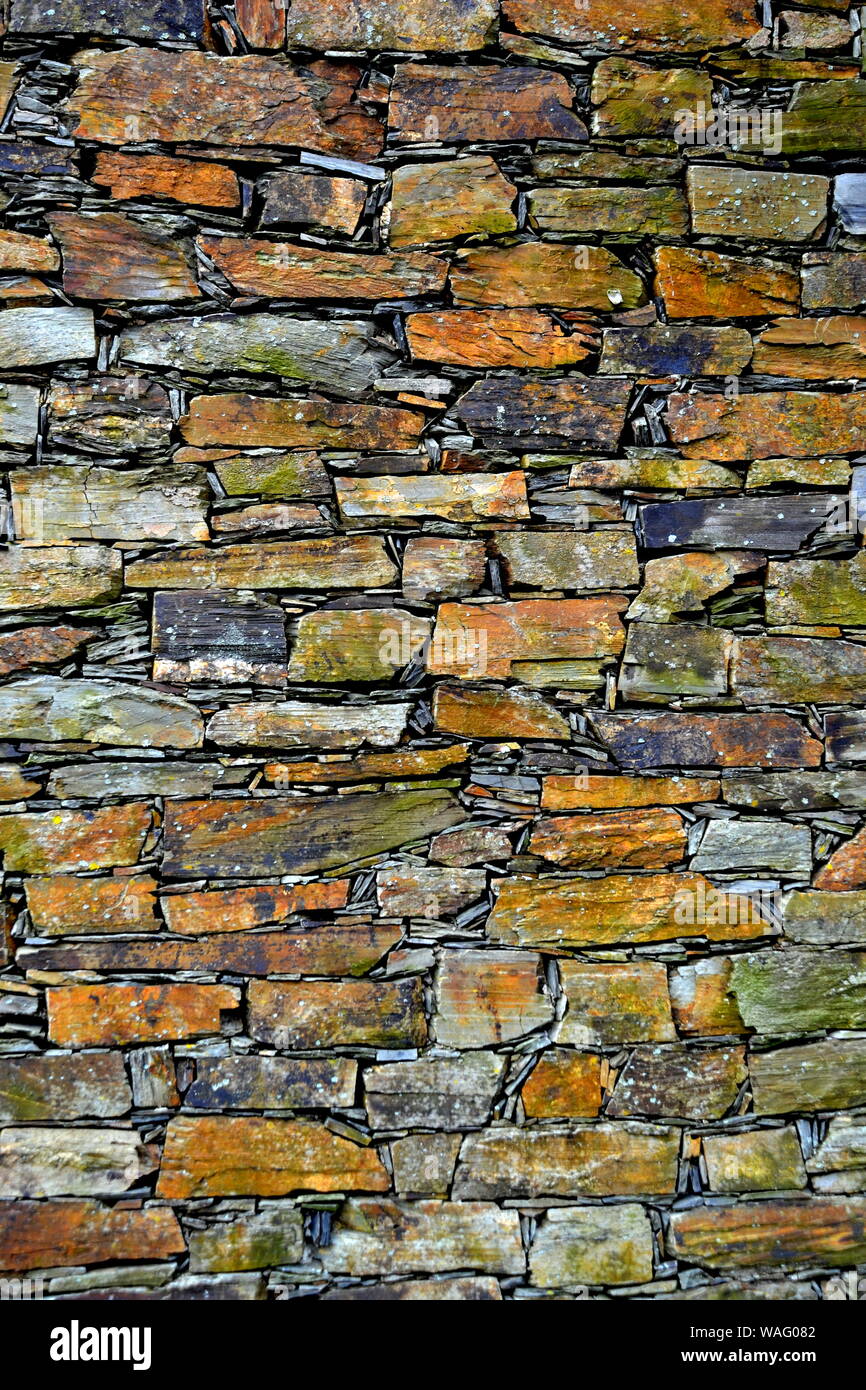 Close-up vue détaillée d'un vieux mur en pierre traditionnel construit à partir de schiste Piodão, faite de roches de schiste, pile l'un des villages de schiste du Portugal dans le Banque D'Images