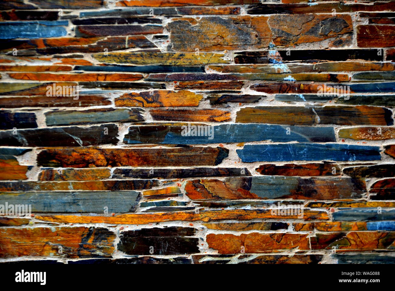 Close-up vue détaillée d'un vieux mur en pierre traditionnel construit à partir de schiste Piodão, faite de roches de schiste, pile l'un des villages de schiste du Portugal dans le Banque D'Images