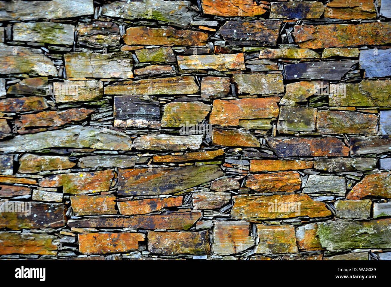 Close-up vue détaillée d'un vieux mur en pierre traditionnel construit à partir de schiste Piodão, faite de roches de schiste, pile l'un des villages de schiste du Portugal dans le Banque D'Images