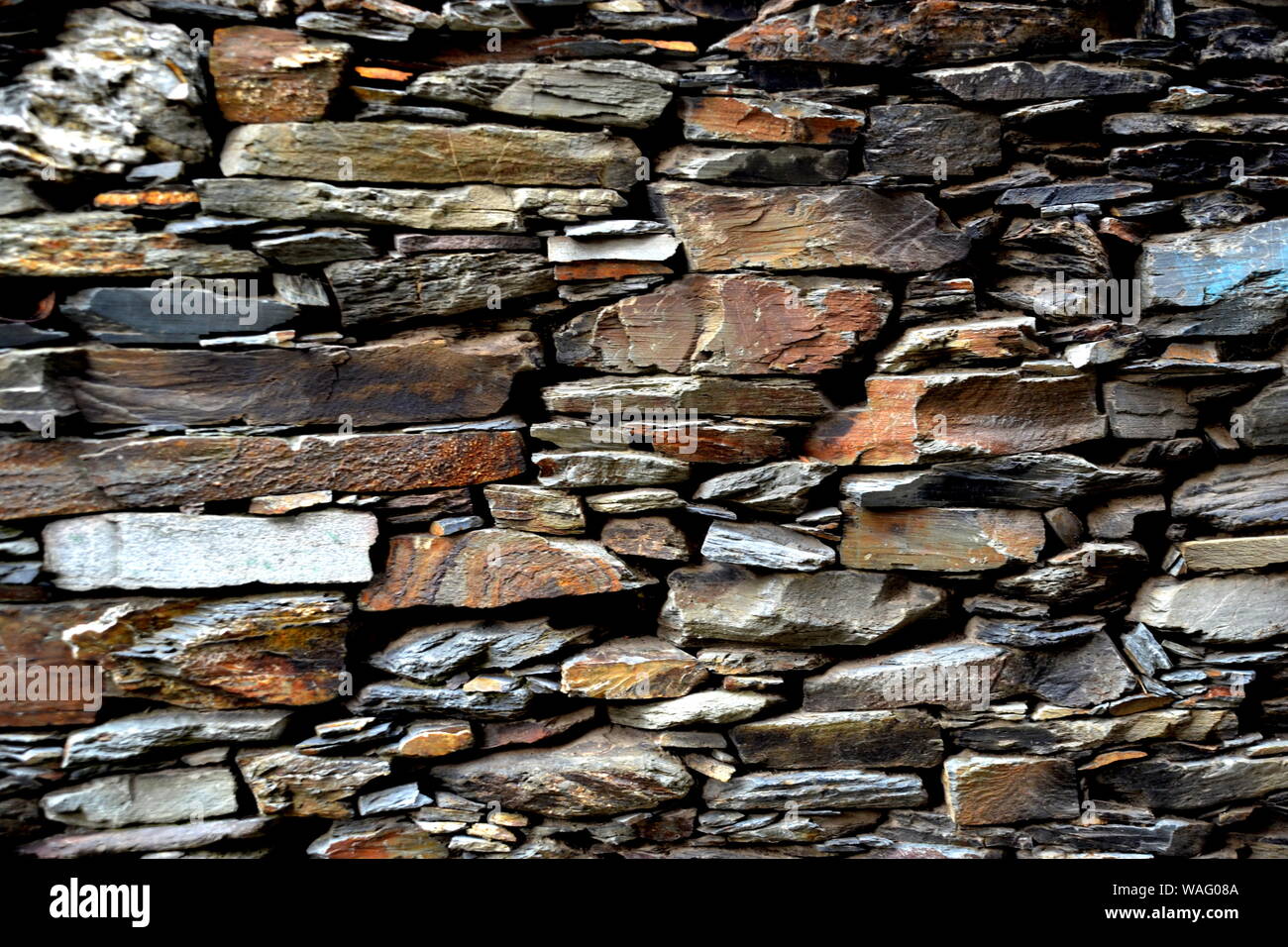Close-up vue détaillée d'un vieux mur en pierre traditionnel construit à partir de schiste Piodão, faite de roches de schiste, pile l'un des villages de schiste du Portugal dans le Banque D'Images
