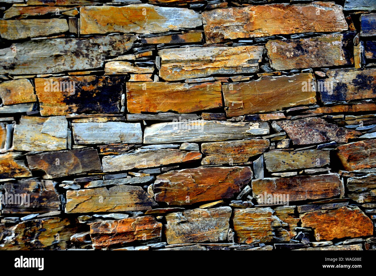 Close-up vue détaillée d'un vieux mur en pierre traditionnel construit à partir de schiste Piodão, faite de roches de schiste, pile l'un des villages de schiste du Portugal dans le Banque D'Images