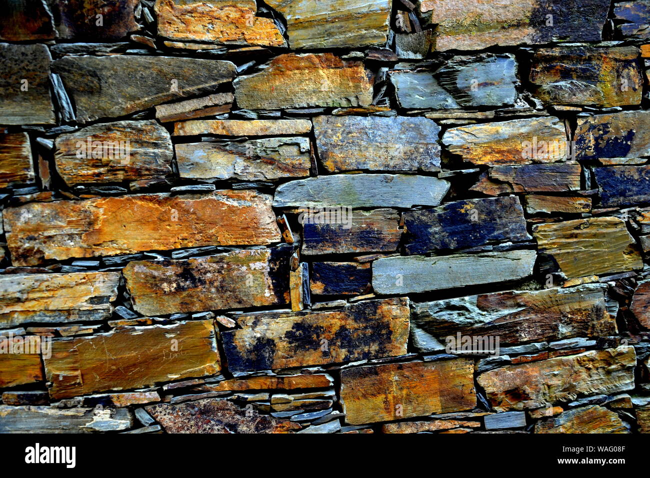 Close-up vue détaillée d'un vieux mur en pierre traditionnel construit à partir de schiste Piodão, faite de roches de schiste, pile l'un des villages de schiste du Portugal dans le Banque D'Images