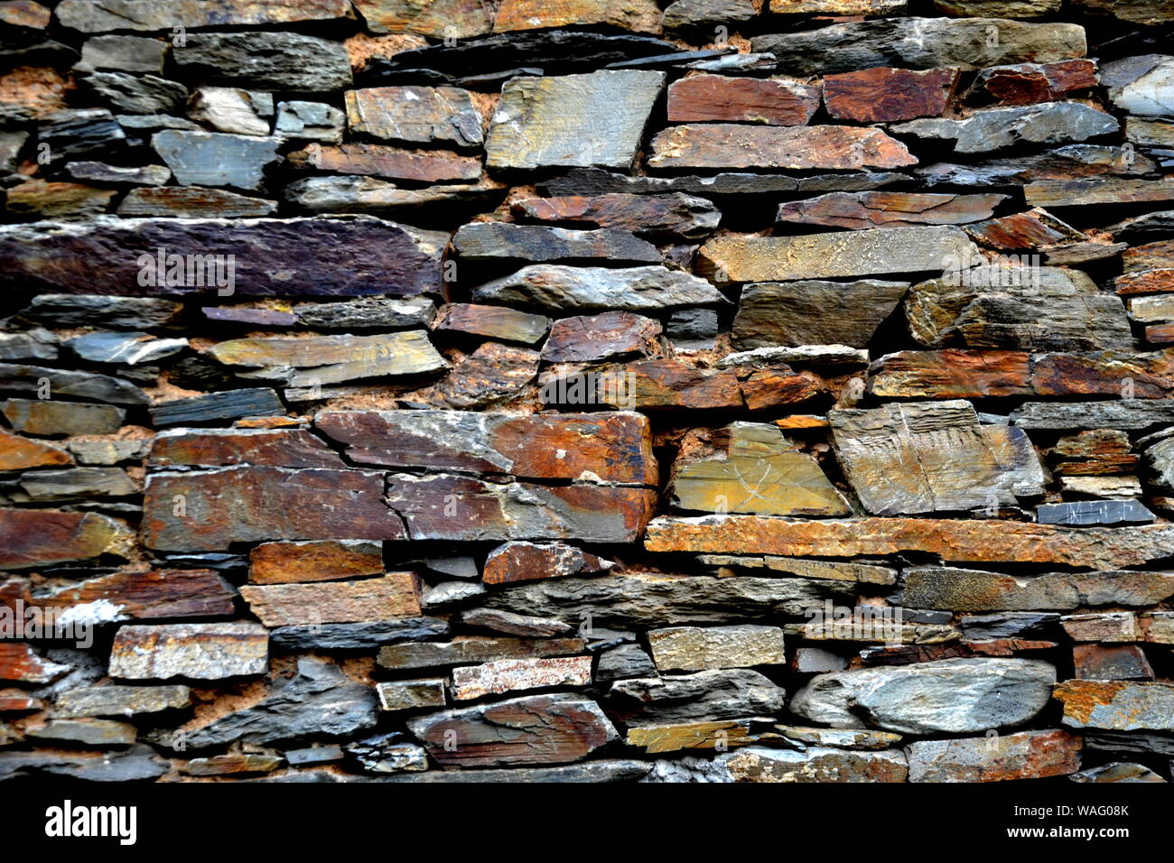 Close-up vue détaillée d'un vieux mur en pierre traditionnel construit à partir de schiste Piodão, faite de roches de schiste, pile l'un des villages de schiste du Portugal dans le Banque D'Images