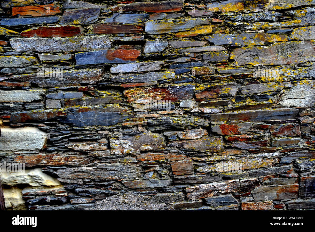 Close-up vue détaillée d'un vieux mur en pierre traditionnel construit à partir de schiste Piodão, faite de roches de schiste, pile l'un des villages de schiste du Portugal dans le Banque D'Images