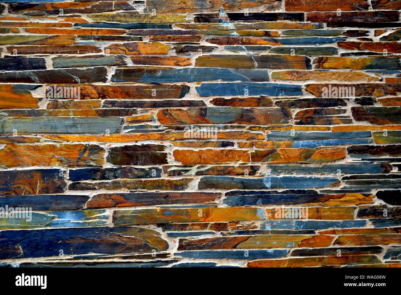 Close-up vue détaillée d'un vieux mur en pierre traditionnel construit à partir de schiste Piodão, faite de roches de schiste, pile l'un des villages de schiste du Portugal dans le Banque D'Images
