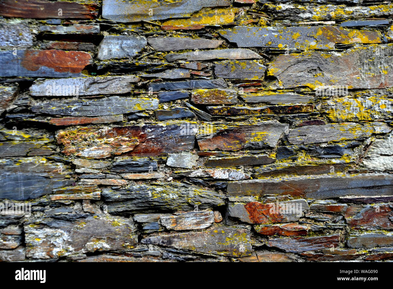Close-up vue détaillée d'un vieux mur en pierre traditionnel construit à partir de schiste Piodão, faite de roches de schiste, pile l'un des villages de schiste du Portugal dans le Banque D'Images