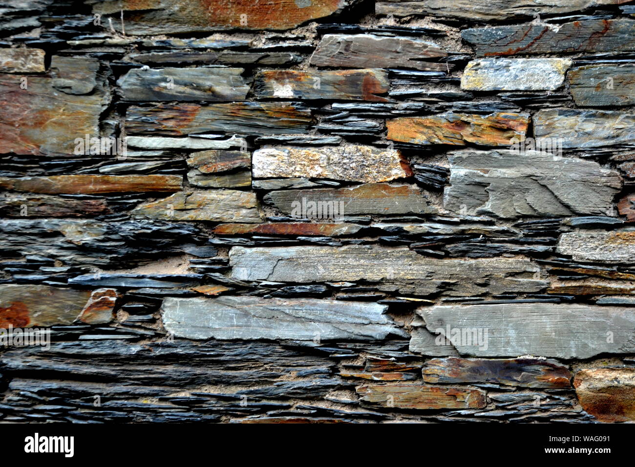 Close-up vue détaillée d'un vieux mur en pierre traditionnel construit à partir de schiste Piodão, faite de roches de schiste, pile l'un des villages de schiste du Portugal dans le Banque D'Images