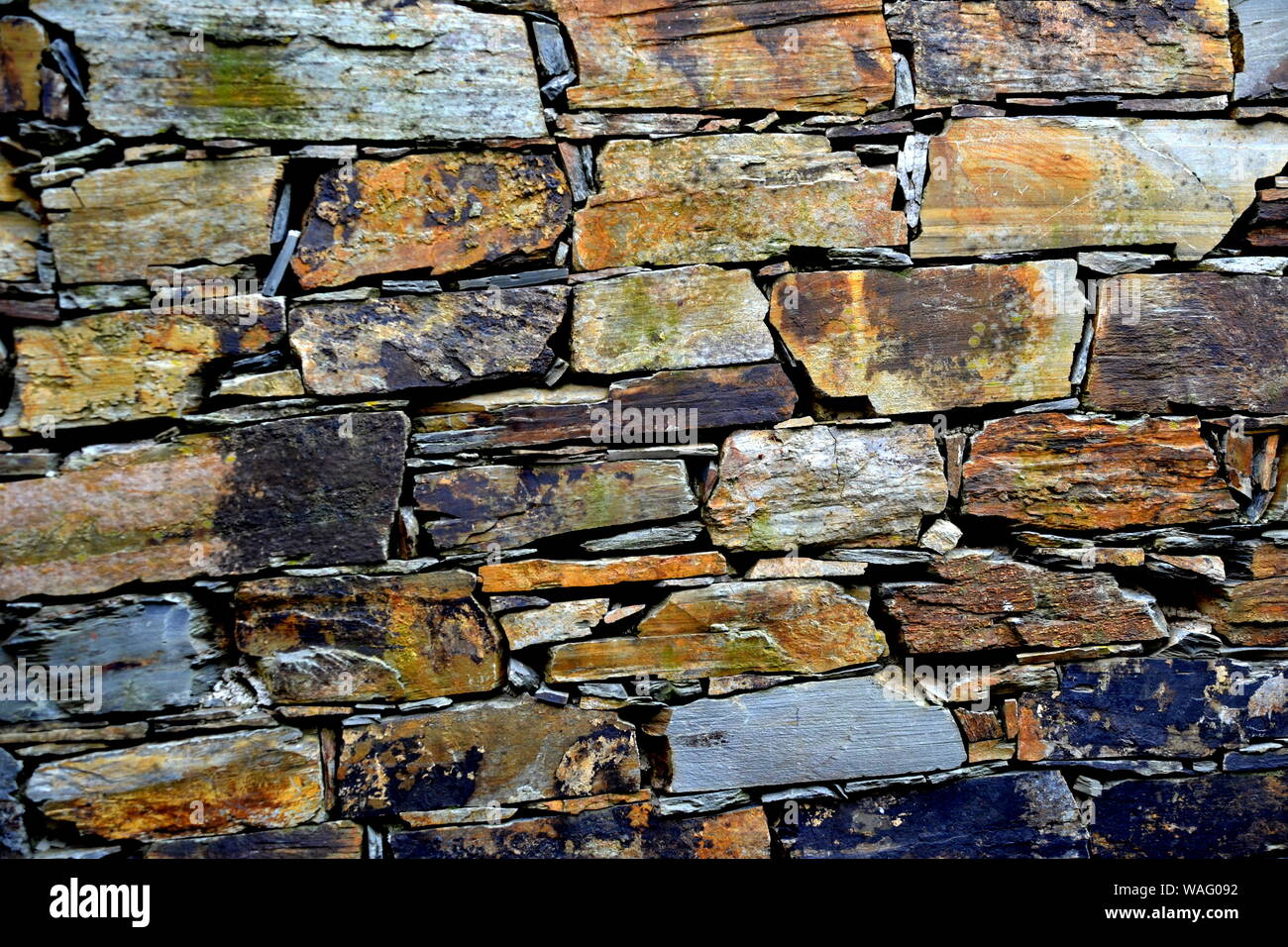 Close-up vue détaillée d'un vieux mur en pierre traditionnel construit à partir de schiste Piodão, faite de roches de schiste, pile l'un des villages de schiste du Portugal dans le Banque D'Images
