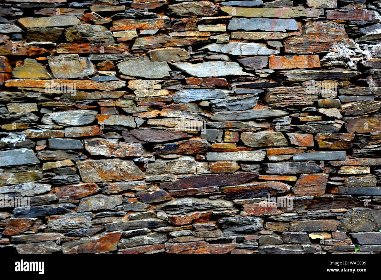 Close-up vue détaillée d'un vieux mur en pierre traditionnel construit à partir de schiste Piodão, faite de roches de schiste, pile l'un des villages de schiste du Portugal dans le Banque D'Images