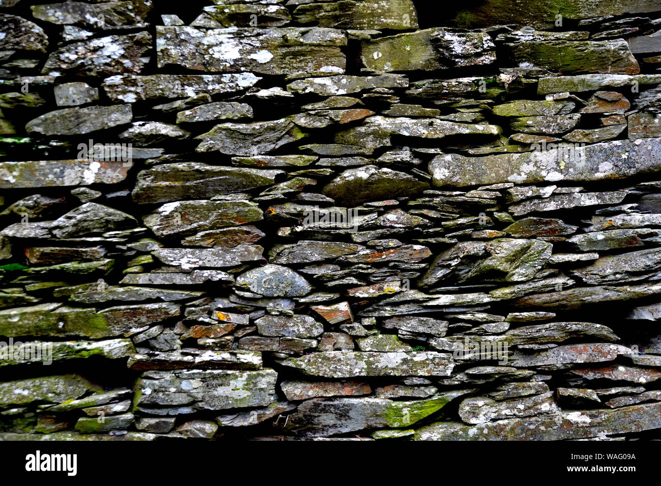Close-up vue détaillée d'un vieux mur en pierre traditionnel construit à partir de schiste Piodão, faite de roches de schiste, pile l'un des villages de schiste du Portugal dans le Banque D'Images