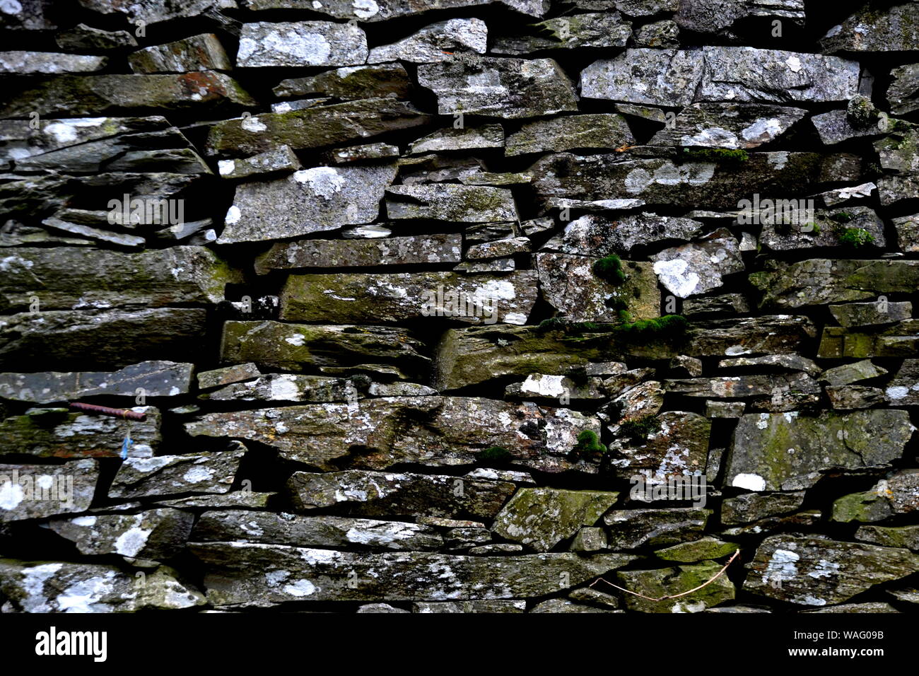 Close-up vue détaillée d'un vieux mur en pierre traditionnel construit à partir de schiste Piodão, faite de roches de schiste, pile l'un des villages de schiste du Portugal dans le Banque D'Images