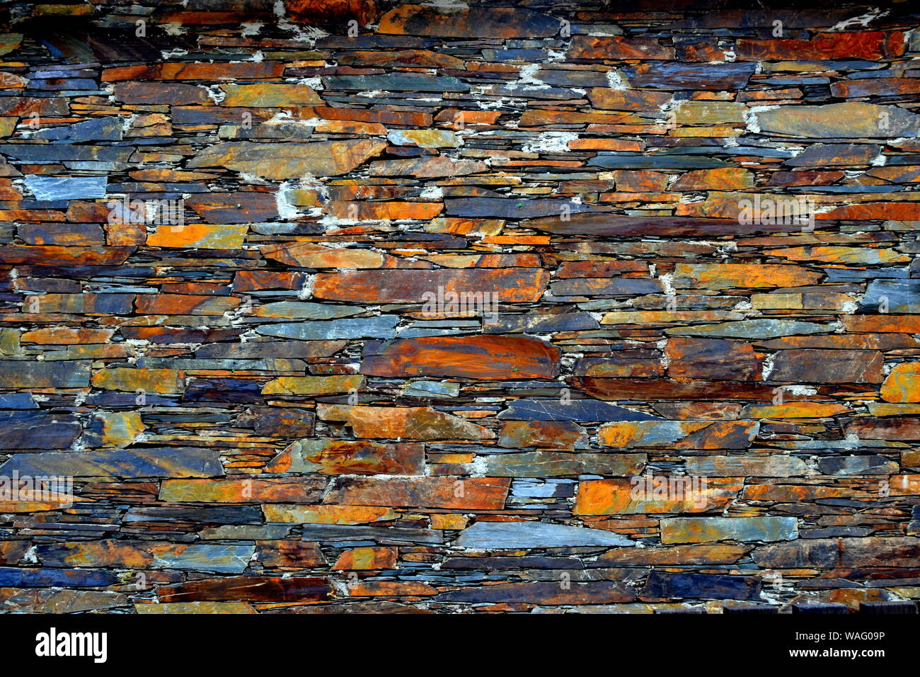 Close-up vue détaillée d'un vieux mur en pierre traditionnel construit à partir de schiste Piodão, faite de roches de schiste, pile l'un des villages de schiste du Portugal dans le Banque D'Images