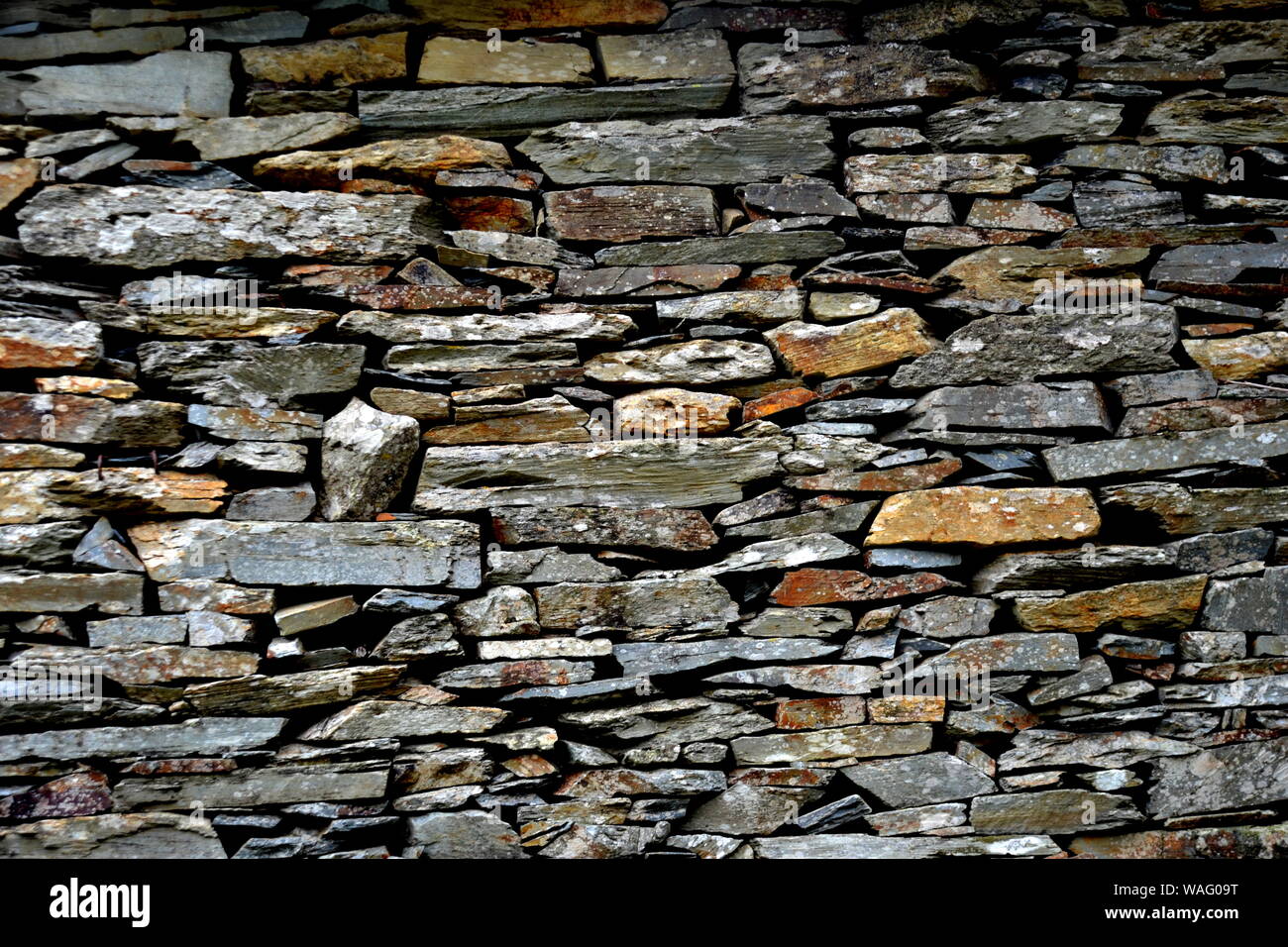 Close-up vue détaillée d'un vieux mur en pierre traditionnel construit à partir de schiste Piodão, faite de roches de schiste, pile l'un des villages de schiste du Portugal dans le Banque D'Images