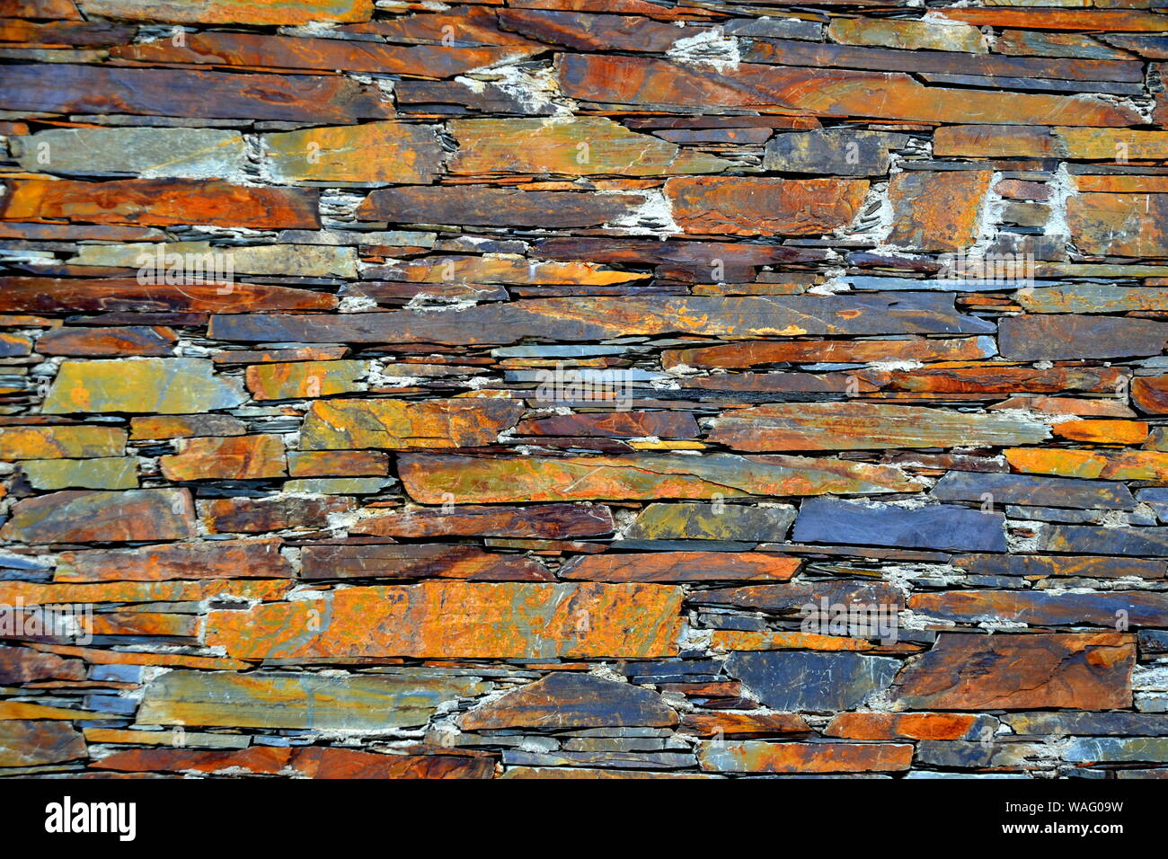 Close-up vue détaillée d'un vieux mur en pierre traditionnel construit à partir de schiste Piodão, faite de roches de schiste, pile l'un des villages de schiste du Portugal dans le Banque D'Images