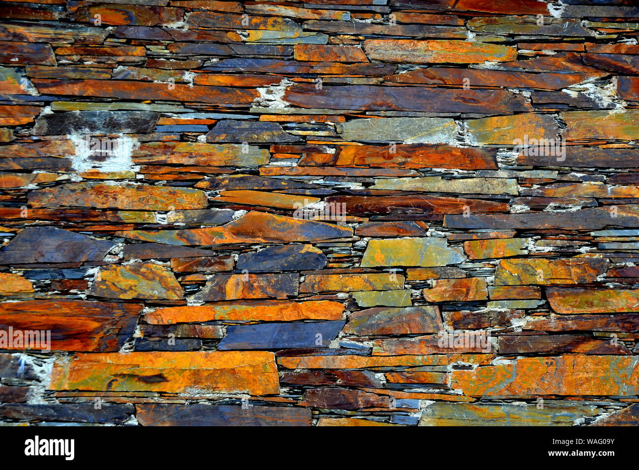 Close-up vue détaillée d'un vieux mur en pierre traditionnel construit à partir de schiste Piodão, faite de roches de schiste, pile l'un des villages de schiste du Portugal dans le Banque D'Images