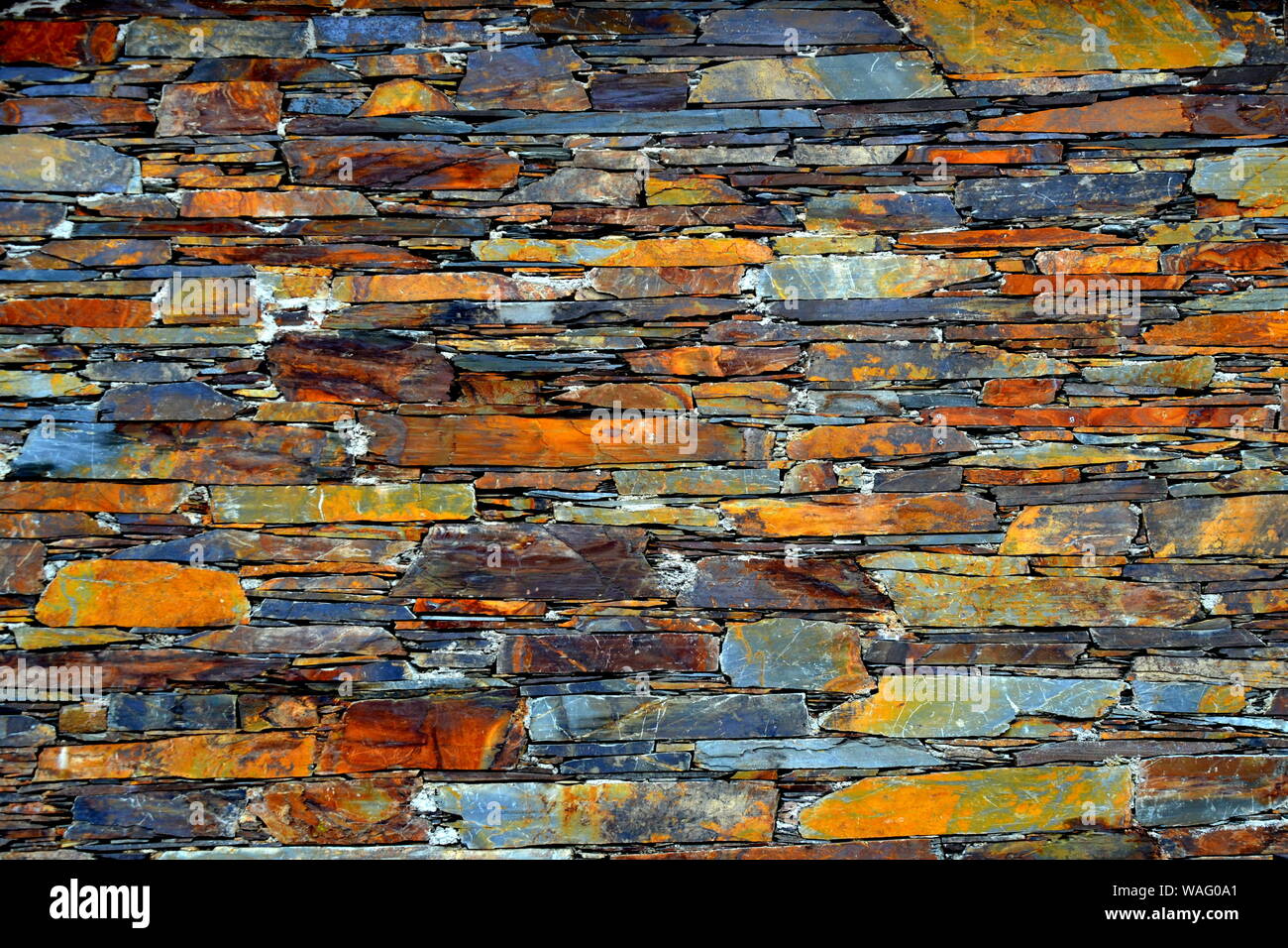 Close-up vue détaillée d'un vieux mur en pierre traditionnel construit à partir de schiste Piodão, faite de roches de schiste, pile l'un des villages de schiste du Portugal dans le Banque D'Images