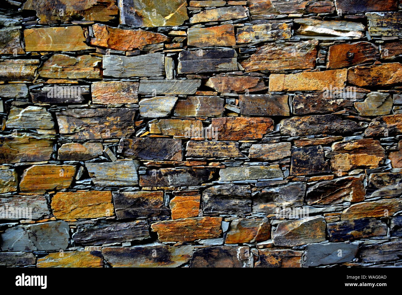 Close-up vue détaillée d'un vieux mur en pierre traditionnel construit à partir de schiste Piodão, faite de roches de schiste, pile l'un des villages de schiste du Portugal dans le Banque D'Images