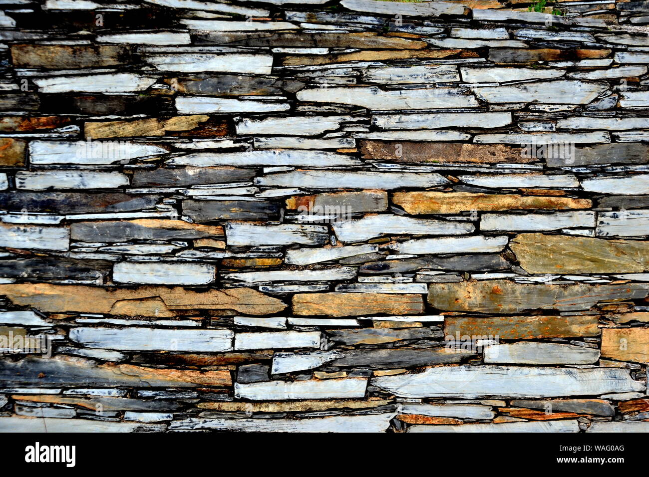 Close-up vue détaillée d'un vieux mur en pierre traditionnel construit à partir de schiste Piodão, faite de roches de schiste, pile l'un des villages de schiste du Portugal dans le Banque D'Images