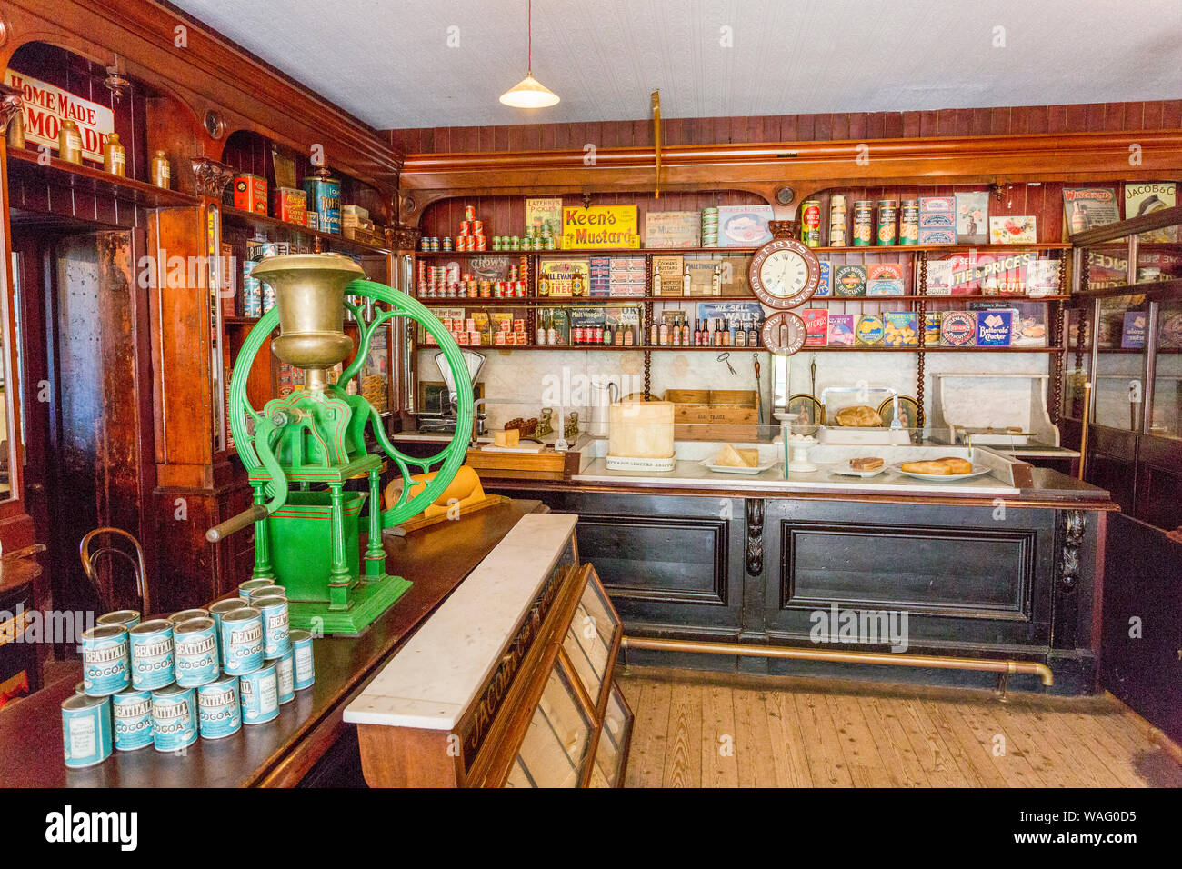 L'intérieur bien garni de Gwalia Stores de 1880 à St Fagans Musée National de l'histoire du pays de Galles, Cardiff, Pays de Galles, Royaume-Uni Banque D'Images