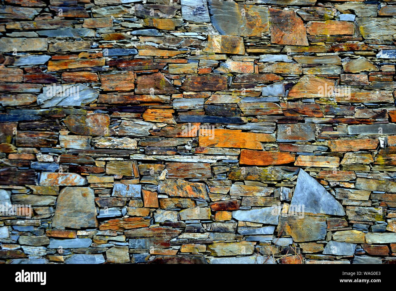 Close-up vue détaillée d'un vieux mur en pierre traditionnel construit à partir de schiste Piodão, faite de roches de schiste, pile l'un des villages de schiste du Portugal dans le Banque D'Images