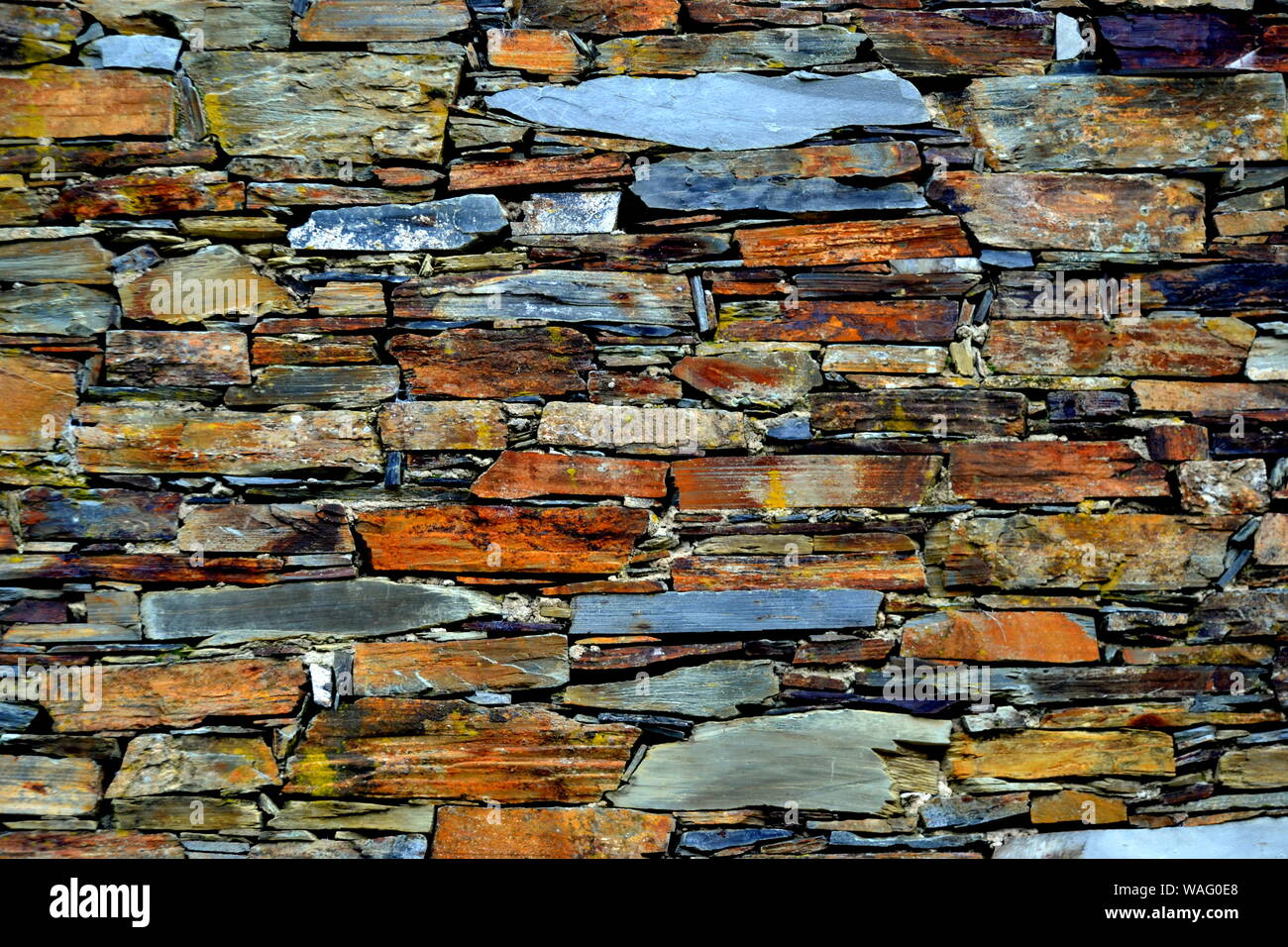 Close-up vue détaillée d'un vieux mur en pierre traditionnel construit à partir de schiste Piodão, faite de roches de schiste, pile l'un des villages de schiste du Portugal dans le Banque D'Images