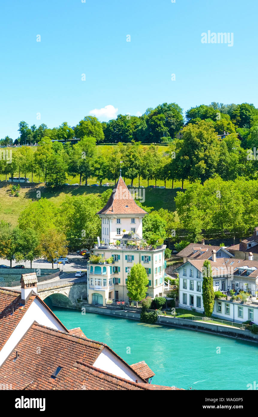 Paysage urbain d'étonnante capitale suisse Berne. Vieille ville située le long de la rivière Aare turquoise. Bâtiments historiques. Photographié dans la saison estivale. Destination touristique. Suisse ville. Les villes européennes. Banque D'Images