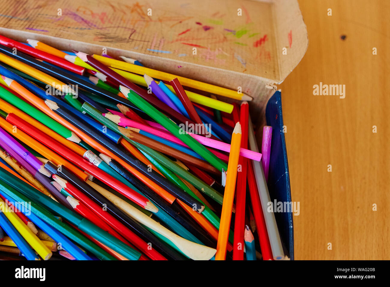 Beaucoup de vieux et cassé des crayons colorés en boîte carton. Banque D'Images