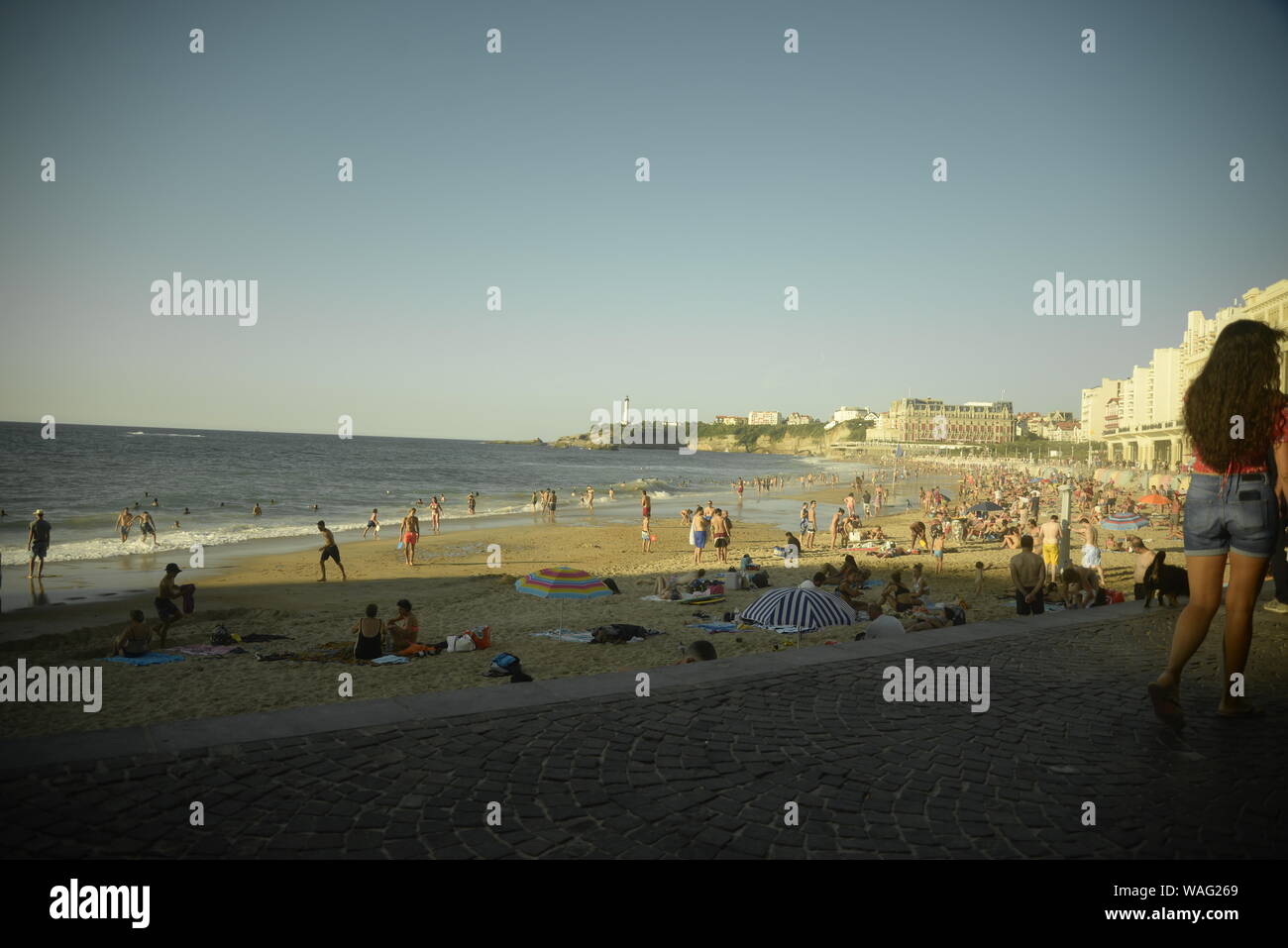 Promenade le long de 'la grande plage de Biarritz, pasakdek Banque D'Images