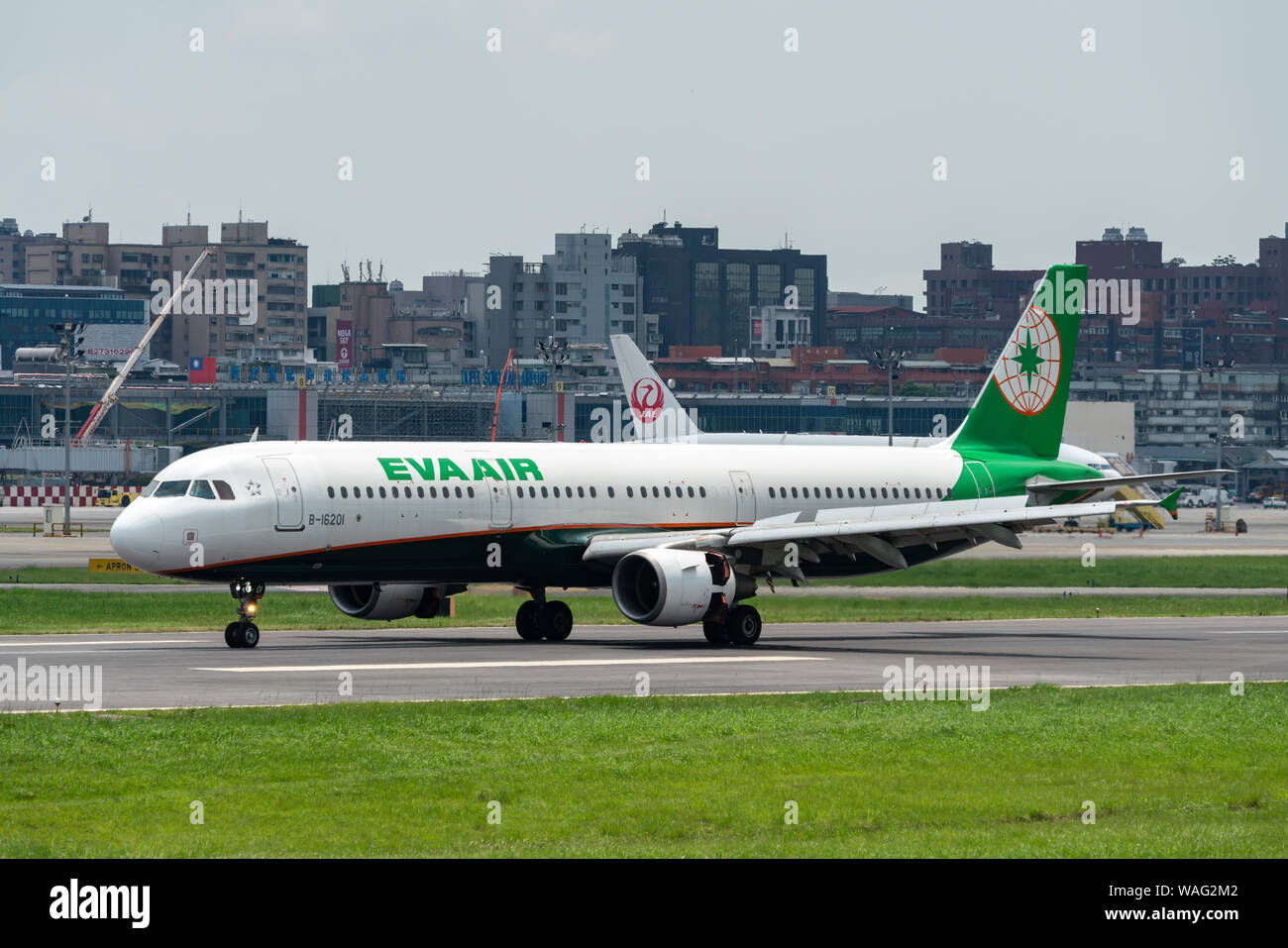 TAIPEI, TAIWAN - Le 19 mai 2019 : EVA Air Airbus A321-200 l'atterrissage à l'aéroport de Songshan Taipei à Taipei, Taiwan. Banque D'Images
