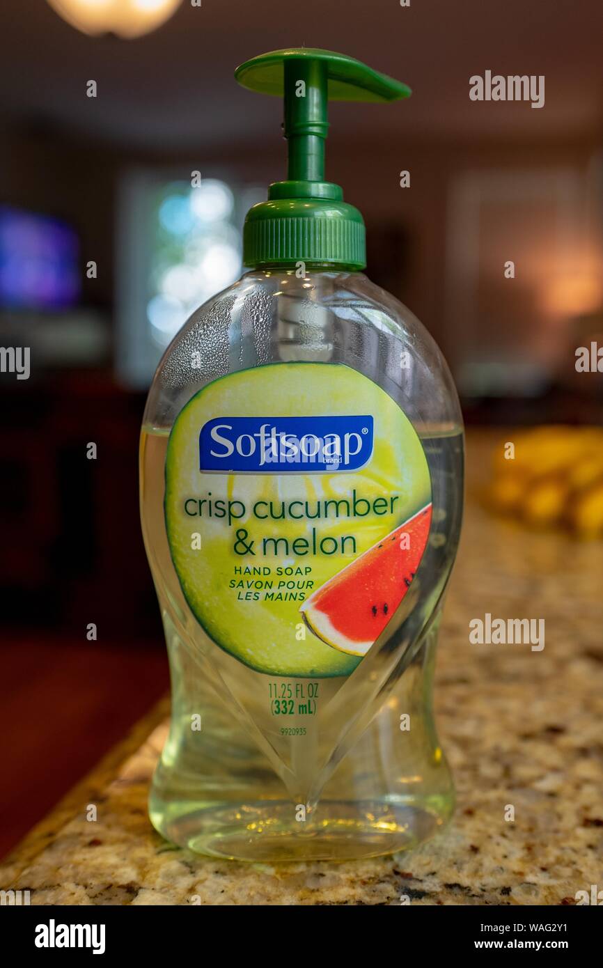 Close-up de contenant de savon liquide savon doux dans une chambre  intérieure, à partir de la société mère, Colgate Palmolive, 19 août 2019  Photo Stock - Alamy