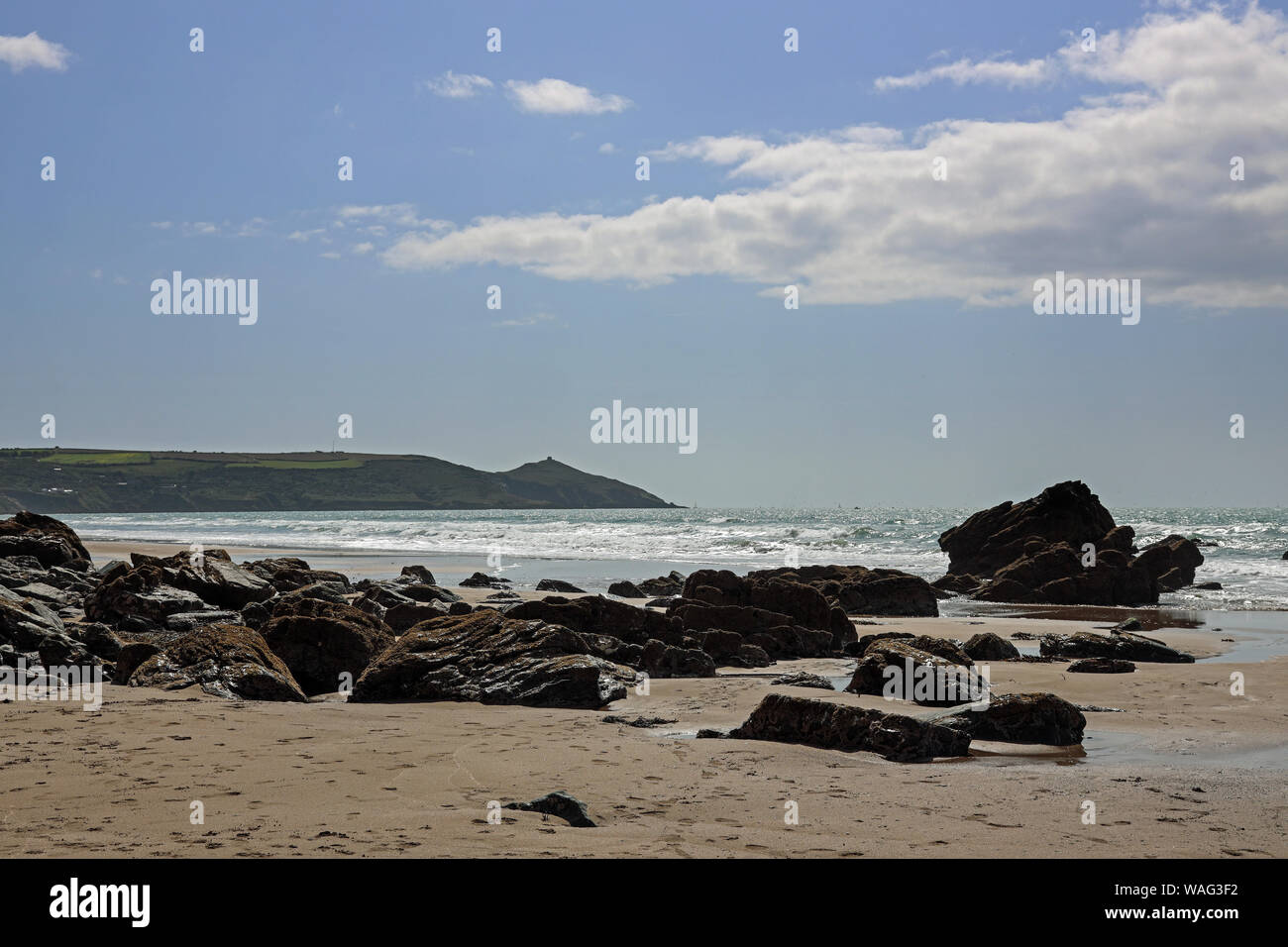 Rochers sur la plage de Whitsand Bay dans Tregonhawke prévenir du danger omniprésent de la chute de roches. Distance à la rame Head avec sa chapelle dominent l'horizon Banque D'Images