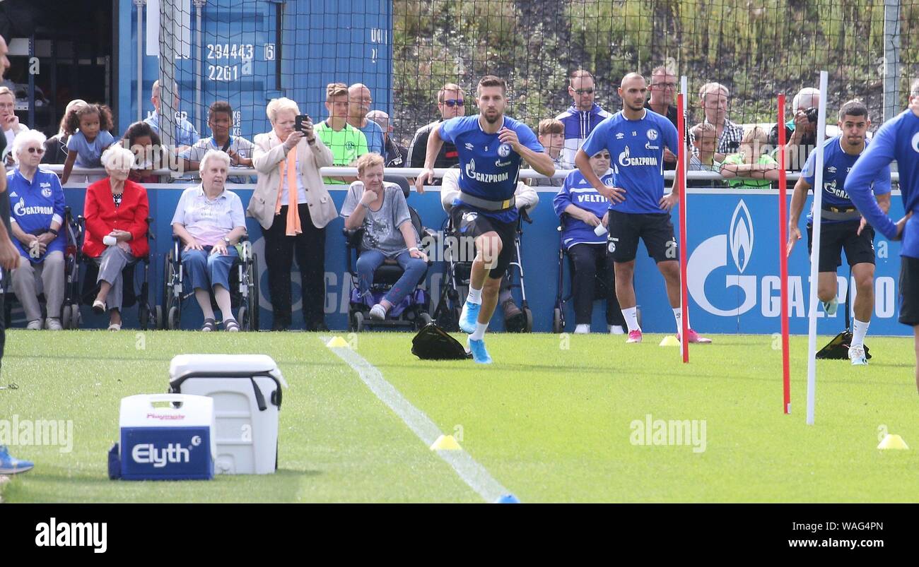 Gelsenkirchen, Allemagne. 20e Août 2019. firo : 20.08.2019 Football, 2019/2020 FC Schalke 04, retraités, formation en fauteuil roulant admis à poursuivre la formation sur la cour avant de Matija Nastasic bibelots, blague, humour | Conditions de crédit dans le monde entier : dpa/Alamy Live News Banque D'Images Gelsenkirchen, Allemagne. 20e Août 2019. firo : 20.08.2019 Football, 2019/2020 FC Schalke 04, retraités, formation en fauteuil roulant admis à poursuivre la formation sur la cour avant de Matija Nastasic bibelots, blague, humour | Conditions de crédit dans le monde entier : dpa/Alamy Live News Banque D'Images