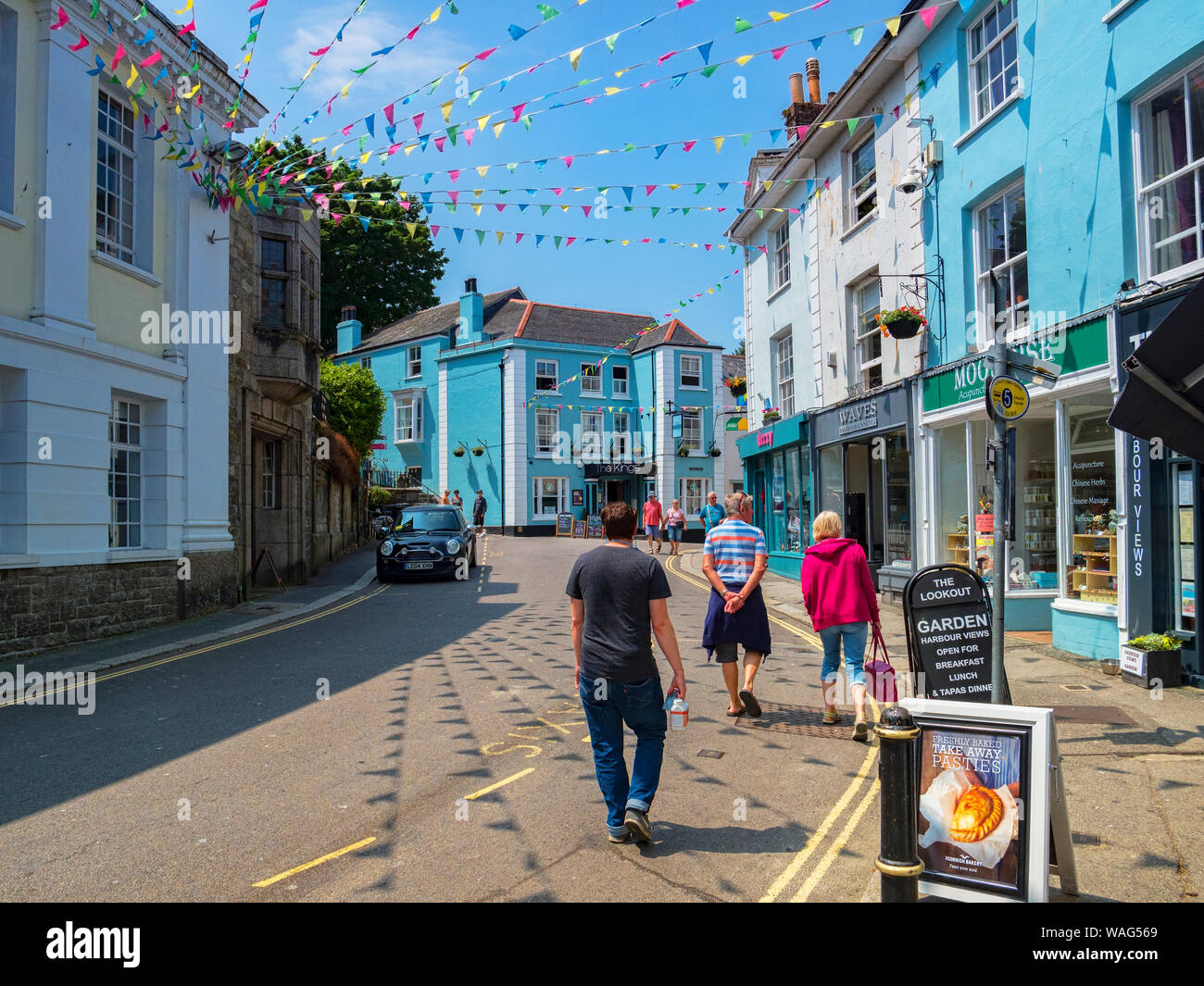 12 juin 2018, Falmouth, Cornwall, UK - Personnes shopping dans Arwenack Street. Banque D'Images