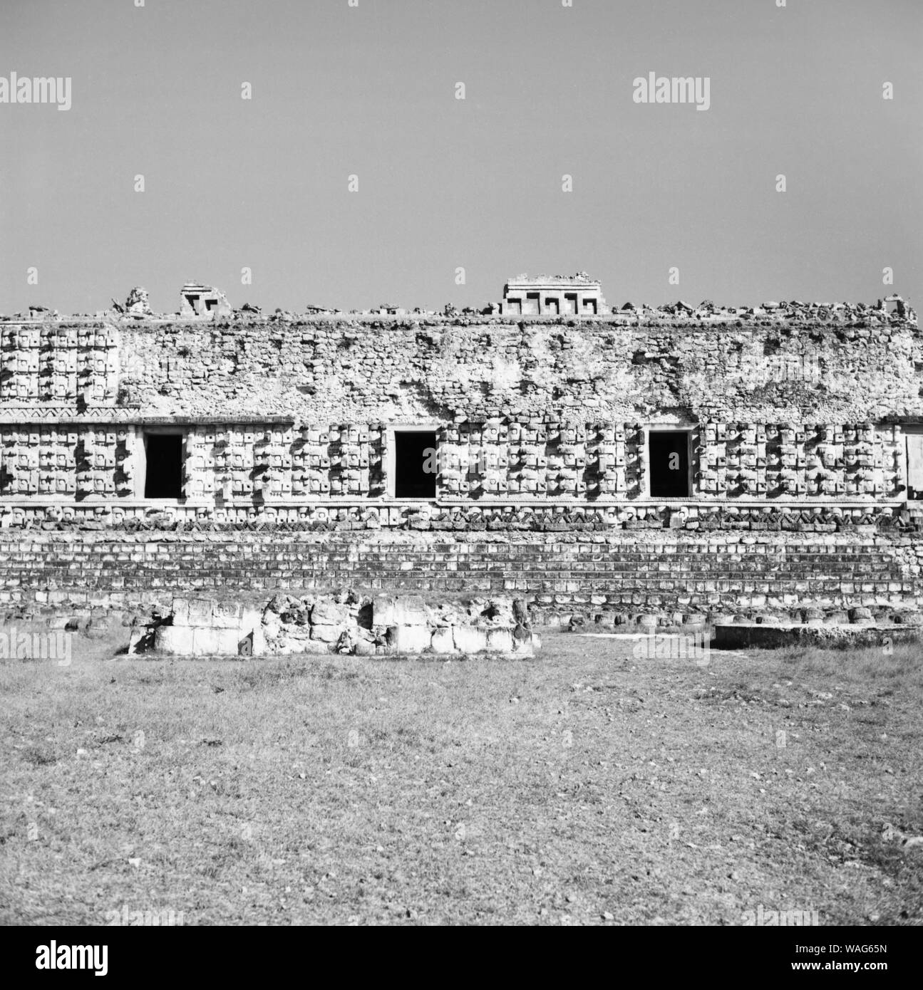 Die archöologische Ruinenstadt Zone in der Maya Chichen Itza auf der Halbinsel Yucatan au Mexique, 1960 er Jahre. Site archéologique avec les vestiges de l'ancienne ville maya de Chichen Itza sur la péninsule du Yucatan, Mexique 1960. Banque D'Images