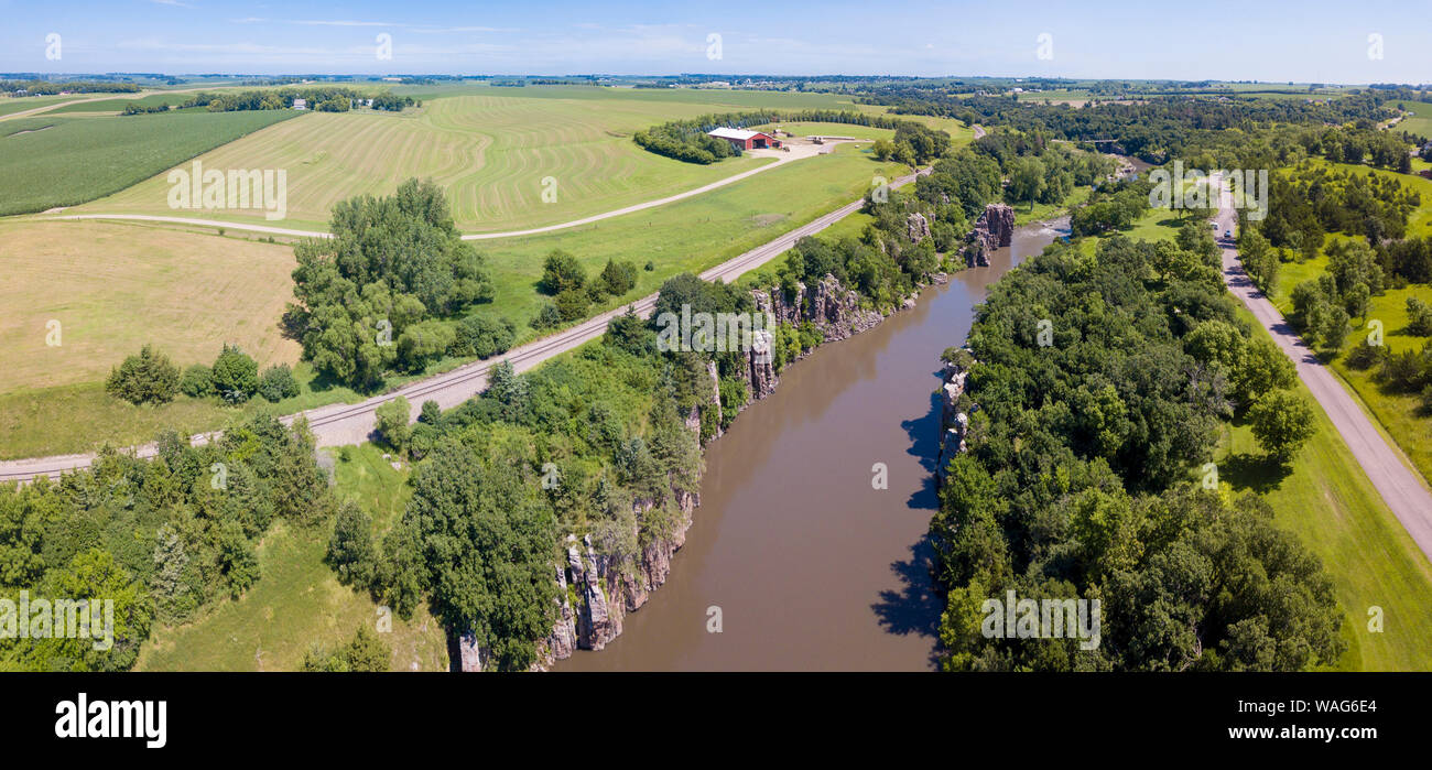 Vue panoramique aérienne de Palisades State Park et fermes dans le Dakota du Sud, USA. Banque D'Images