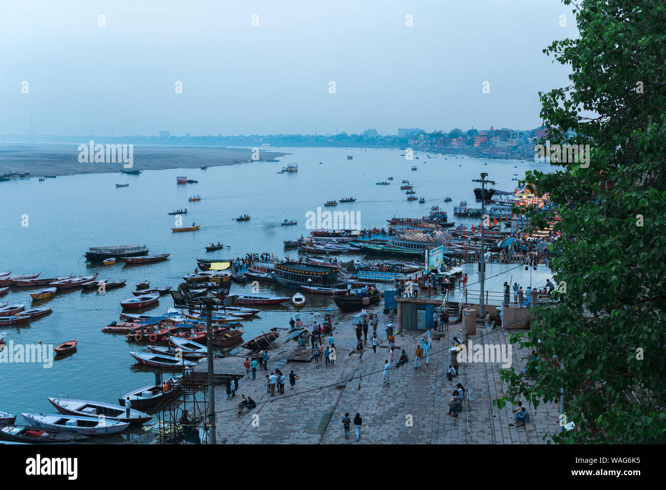Les bateaux avec des touristes sur l'eau du Gange près de Ghat au crépuscule Banque D'Images