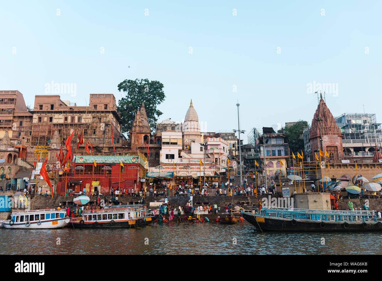 Les bateaux avec des touristes sur l'eau du Gange près de Ghat à sunsrise Banque D'Images