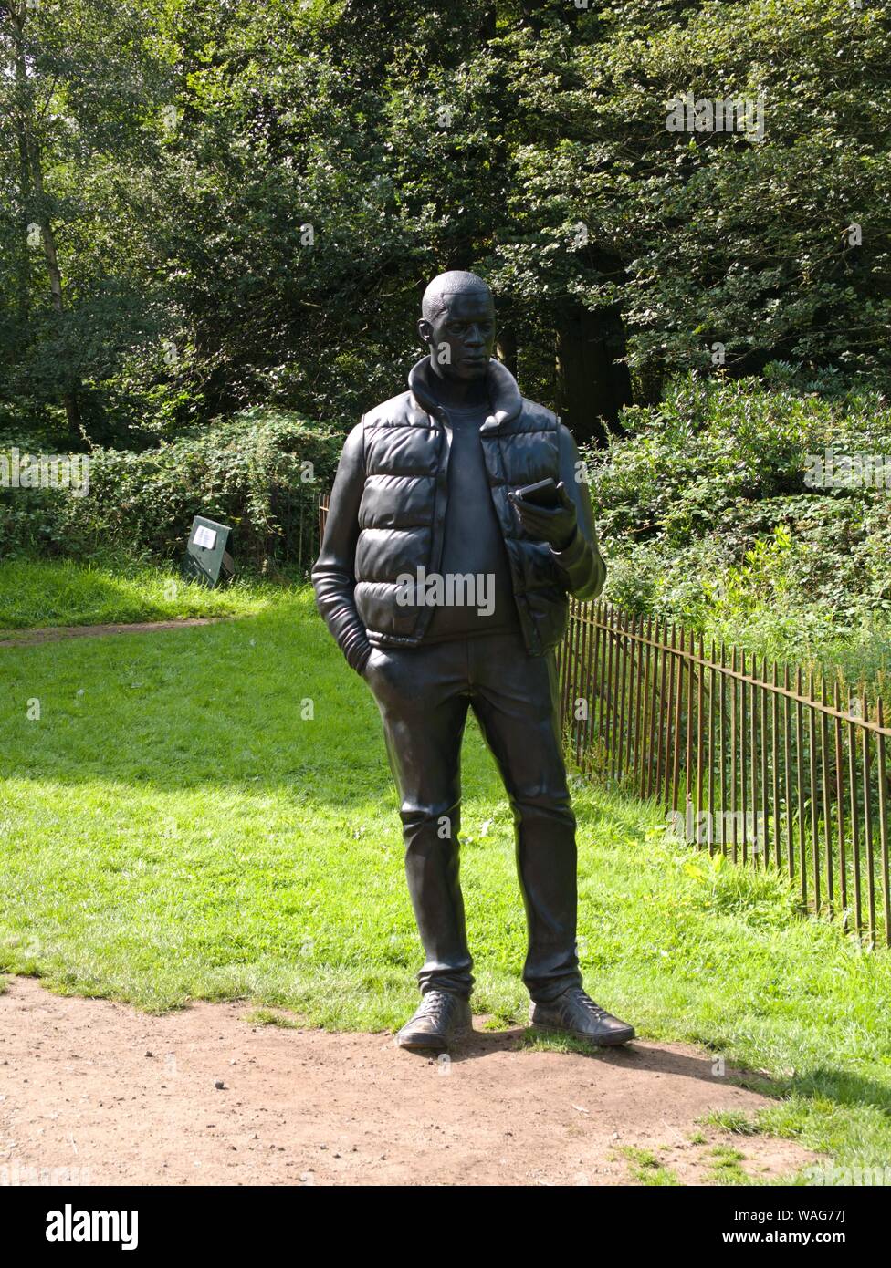 La sculpture de l'homme en noir au Yorkshire Sculpture Park Banque D'Images